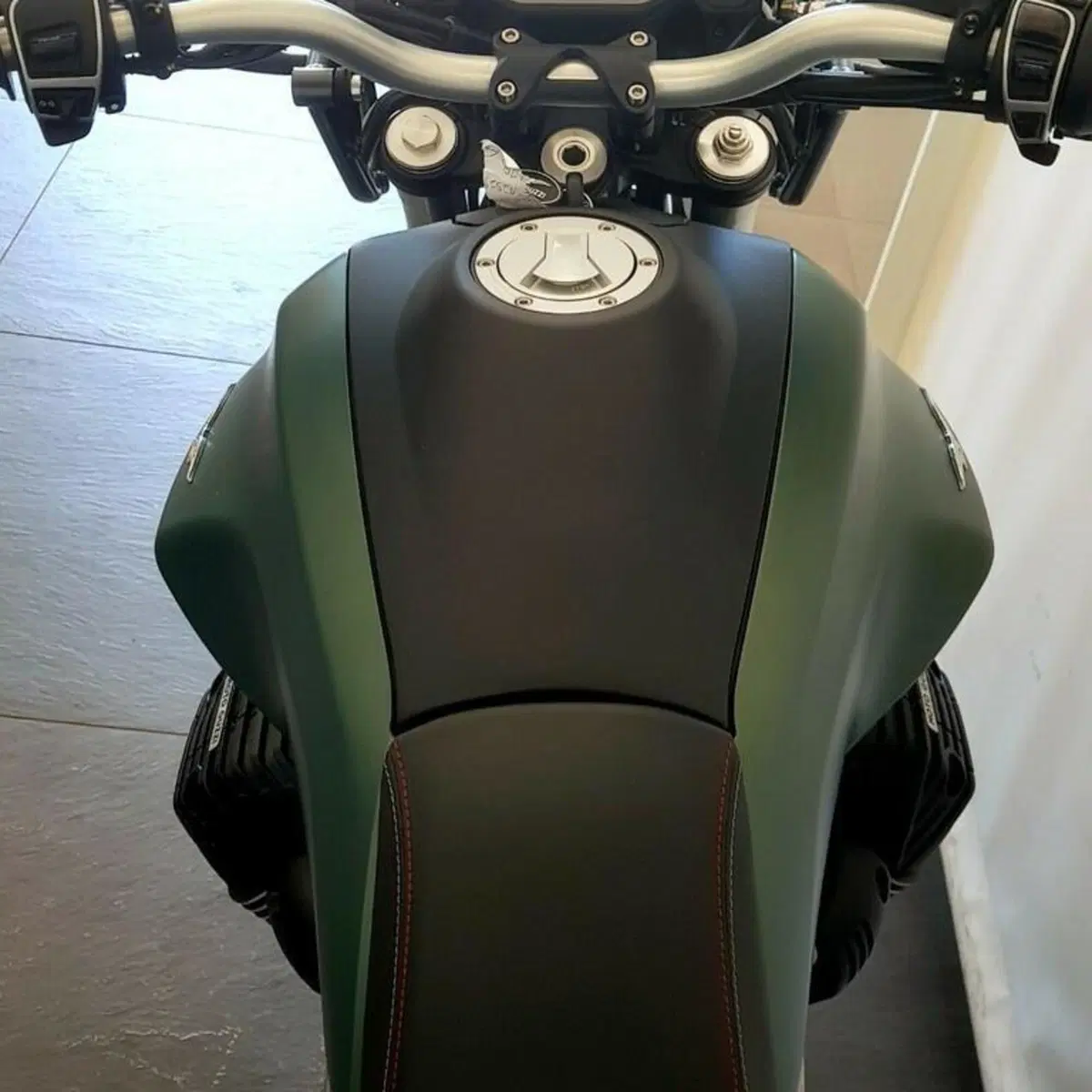 Moto Guzzi V85 TT (2021 - 23) (6)