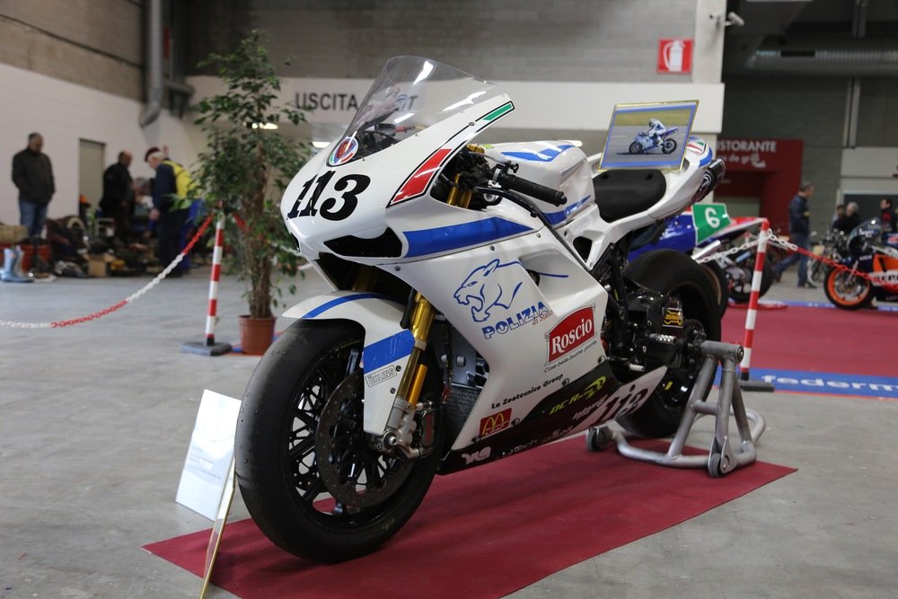 Poliziotti velocissimi: gli appassionati conoscono sicuramente Paolo Blora, in gara con il numero 113 nei campionati italiano e mondiale Superbike