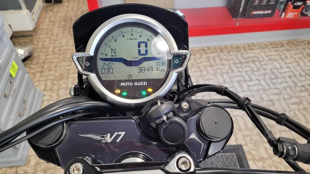 Moto Guzzi V7 Stone Special Edition (2022 - 25) (5)