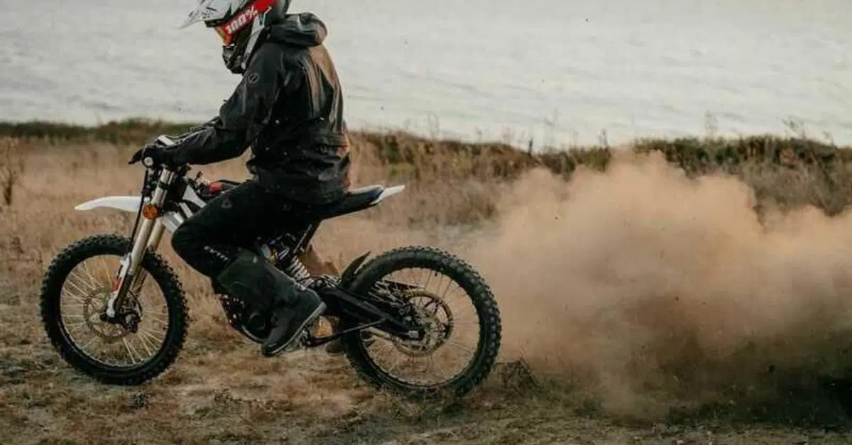 Due ruote elettriche a doppia velocit&agrave; ad agosto: calano gli scooter ma crescono le moto!