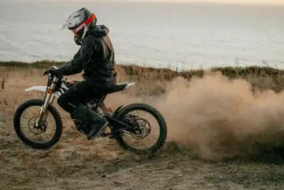 Due ruote elettriche a doppia velocit&agrave; ad agosto: calano gli scooter ma crescono le moto!