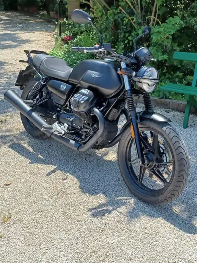 Moto Guzzi V7 Stone (2021 - 24) usata
