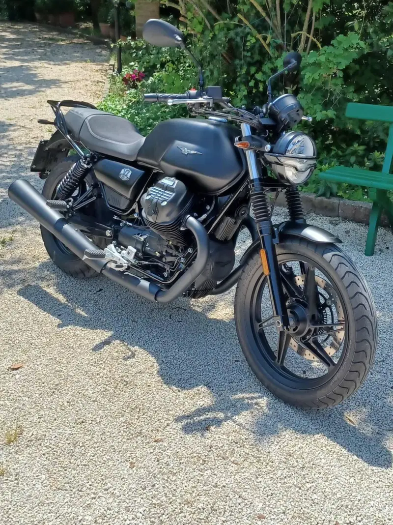 Moto Guzzi V7 Stone (2021 - 24)