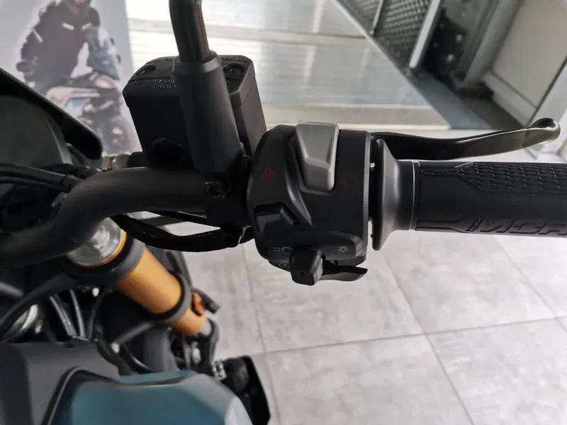 Moto Morini SEIEMMEZZO SCR (2022 - 26) (17)