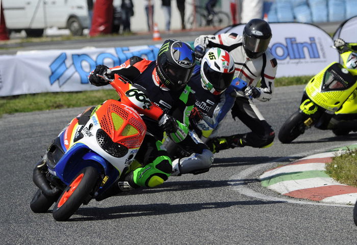 Gianluigi Botti è salito sul gradino più alto del podio della nuova classe Scooter 70 Evolution Super Sport che ha messo in “pensione” il Monomarca Polini. Grazie ai due secondi posti ottenuti a Latina, Botti ha preceduto Davide Ziarelli vincitore di Gara-1 e Alessandro Schiappa, primo in Gara-2.