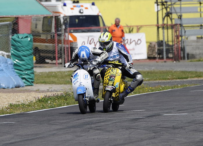 Incredibile arrivo in volata in Gara-1 tra Ivan Camera (42) e Nazzareno Lumina (11) con il primo che è riuscito ad avere ragione dell’ufficiale del Team Polini per soli sette millesimi di secondo. La vittoria assoluta di giornata andrà comunque a Lumina, grazie alla seconda posizione di Gara-1 e alla prima di Gara-2, nella quale ha preceduto di 1.334 il campione in carica Matteo Piacentini.