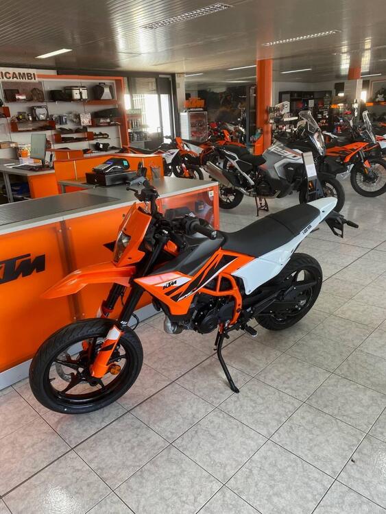 KTM 125 SMC R (2025) (3)