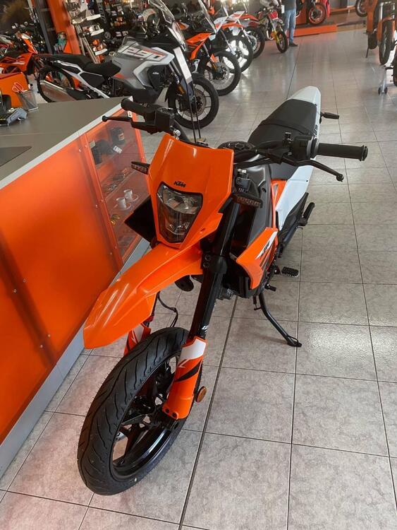 KTM 125 SMC R (2025) (2)