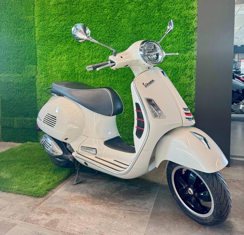 Vespa GTS 300 Hpe (2019)