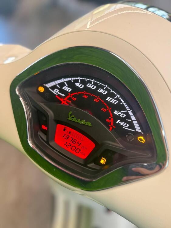 Vespa GTS 300 Hpe (2019) (2)