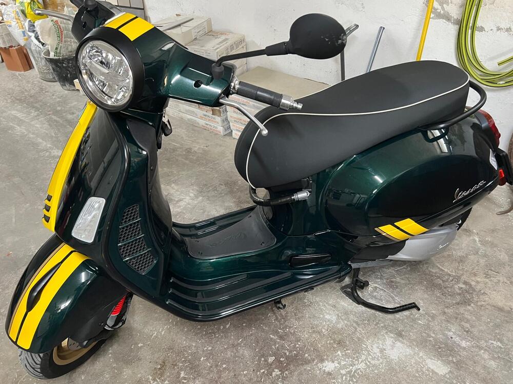 Vespa GTS 300 Super Racing Sixties Hpe (2021 - 22) (2)