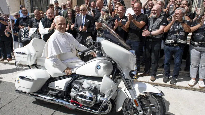 Papa Leone XIV firma una BMW R18: andr&agrave; all'asta in beneficenza. Le foto [GALLERY]