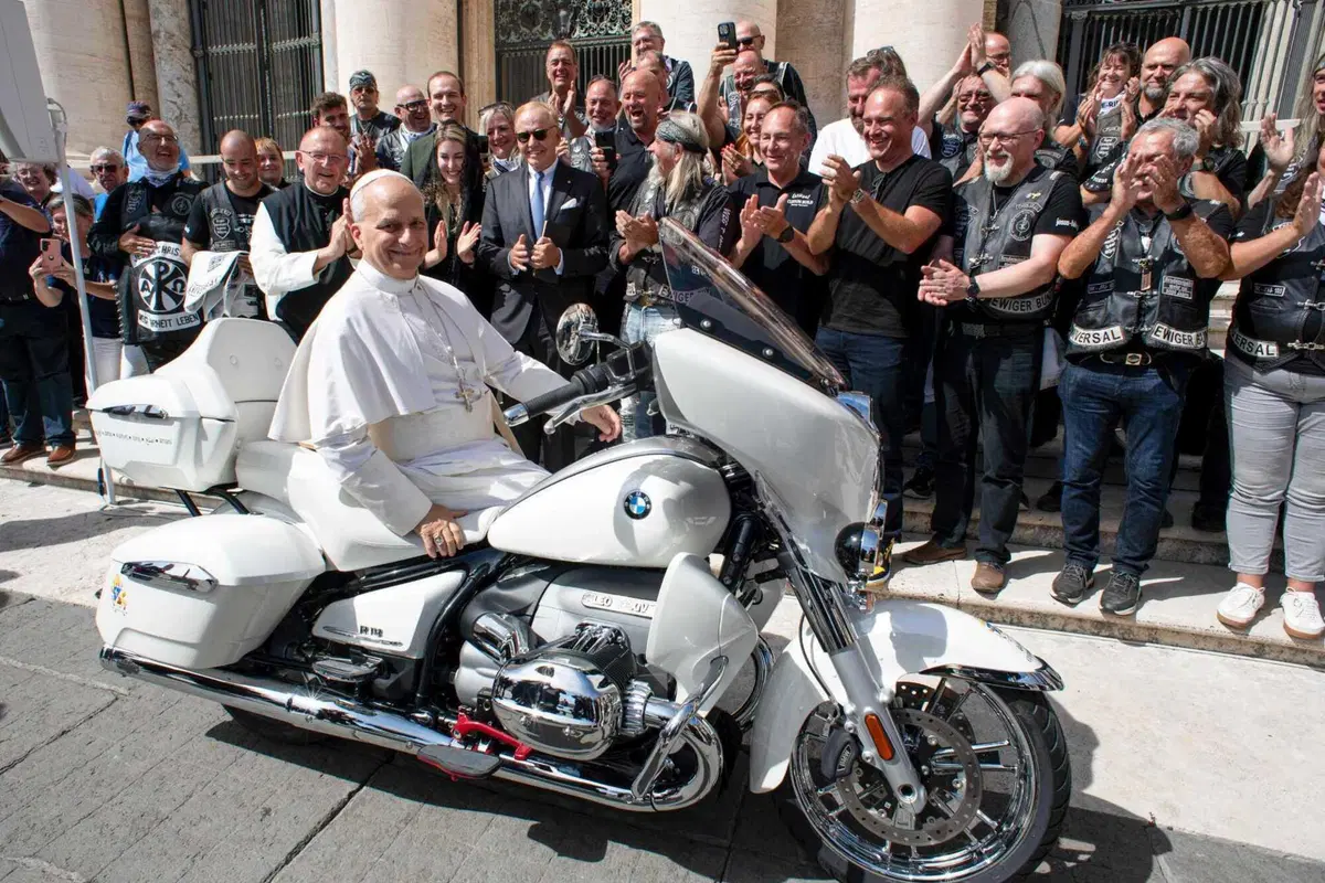 Papa Leone XIV firma una BMW R18: andr&agrave; all'asta in beneficenza. Le foto [GALLERY]