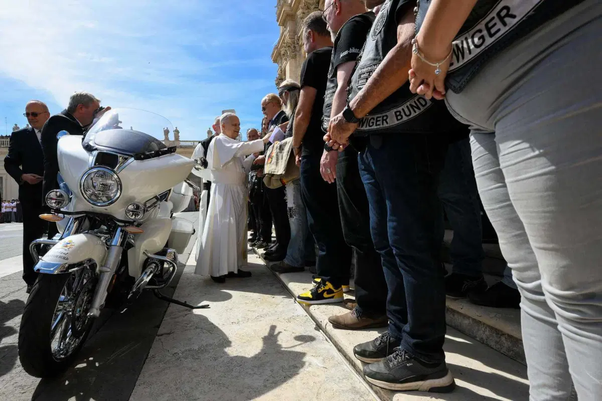 Papa Leone XIV firma una BMW R18: andrà all'asta in beneficenza. Le foto [GALLERY] (2)
