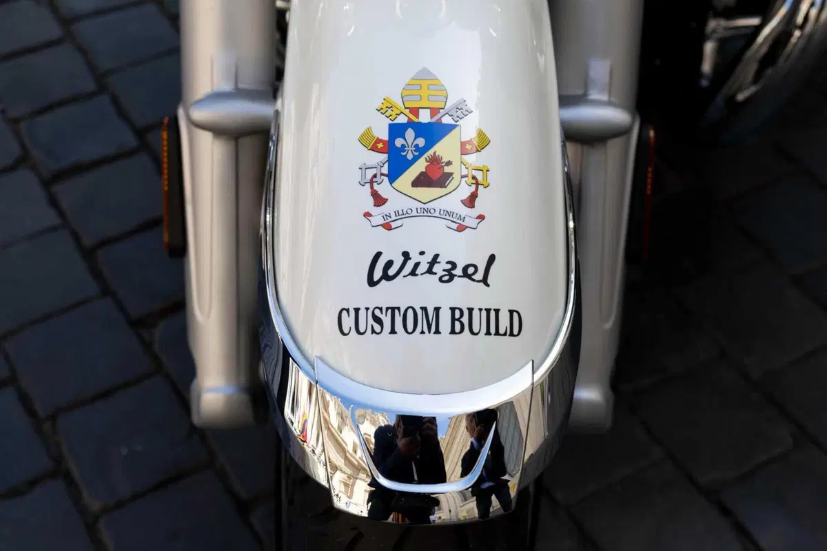 Papa Leone XIV firma una BMW R18: andrà all'asta in beneficenza. Le foto [GALLERY] (3)