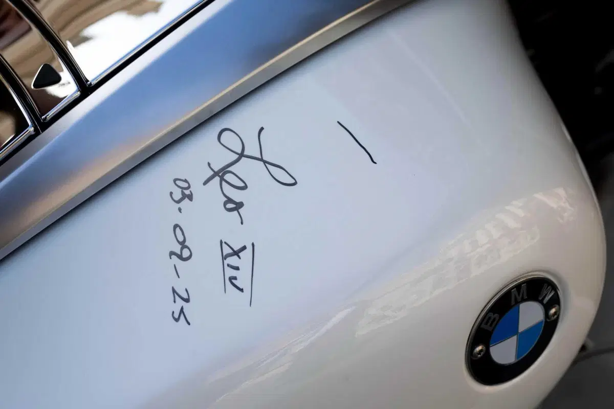Papa Leone XIV firma una BMW R18: andrà all'asta in beneficenza. Le foto [GALLERY] (4)