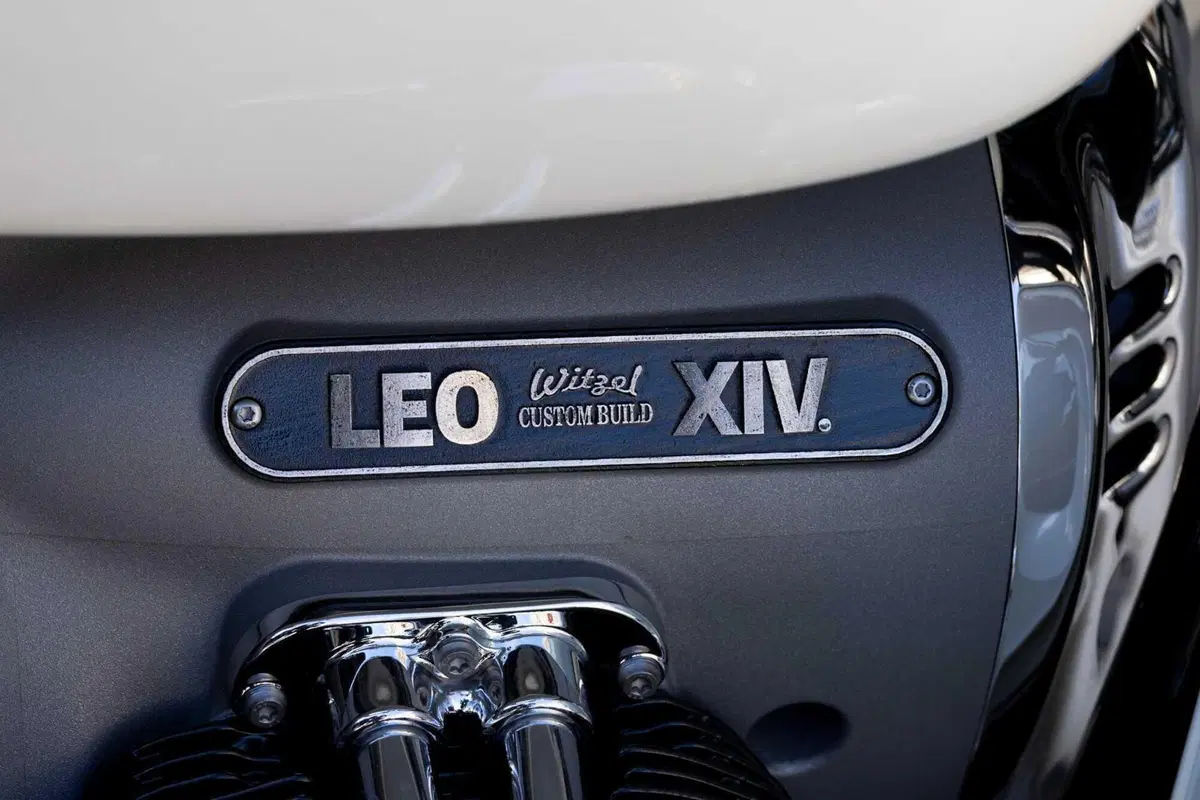Papa Leone XIV firma una BMW R18: andrà all'asta in beneficenza. Le foto [GALLERY] (5)