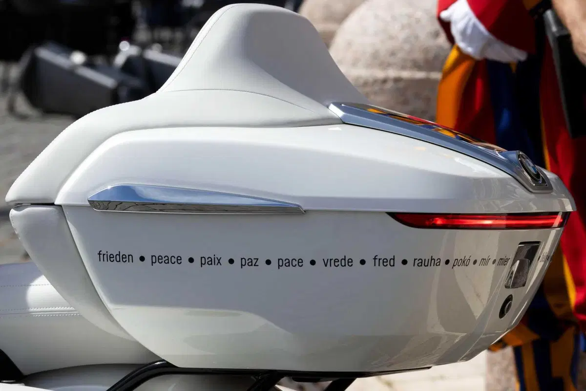 Papa Leone XIV firma una BMW R18: andrà all'asta in beneficenza. Le foto [GALLERY] (7)