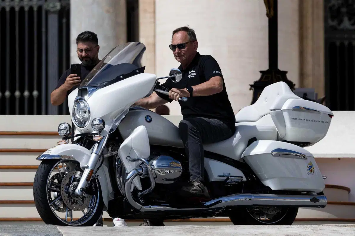 Papa Leone XIV firma una BMW R18: andrà all'asta in beneficenza. Le foto [GALLERY] (8)