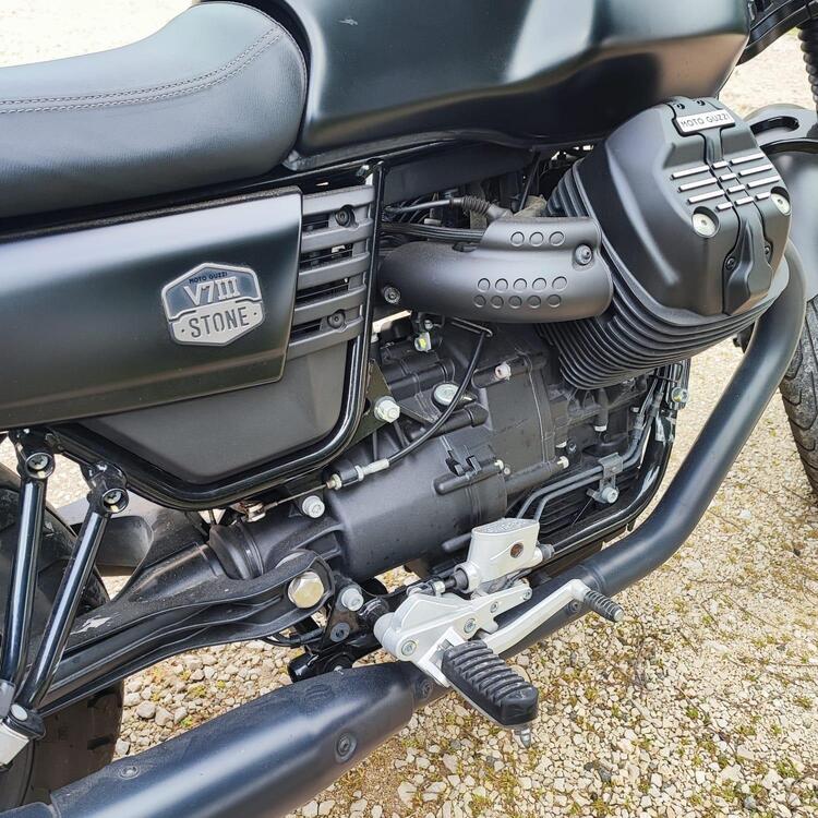 Moto Guzzi V7 III Stone (2017 - 20) (4)