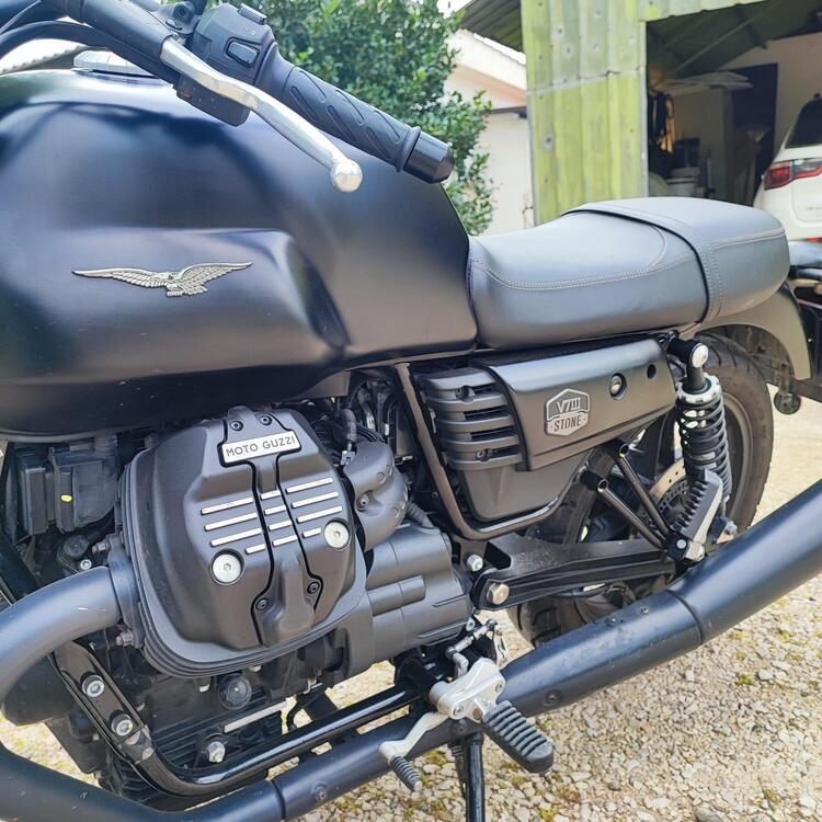 Moto Guzzi V7 III Stone (2017 - 20) (5)