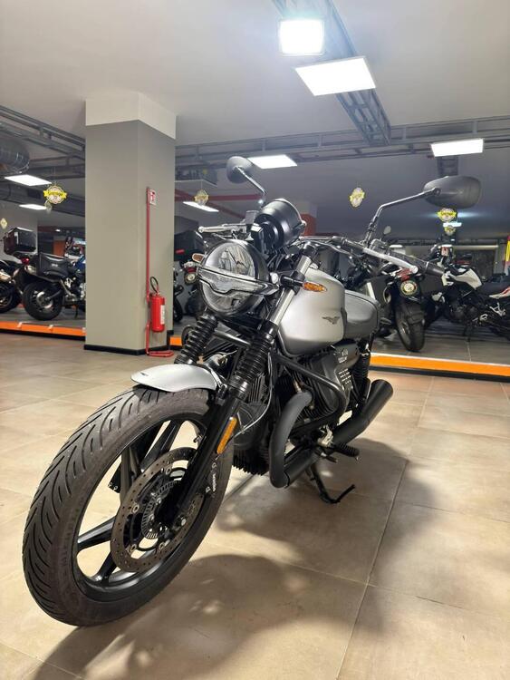Moto Guzzi V7 Stone (2021 - 24) (3)
