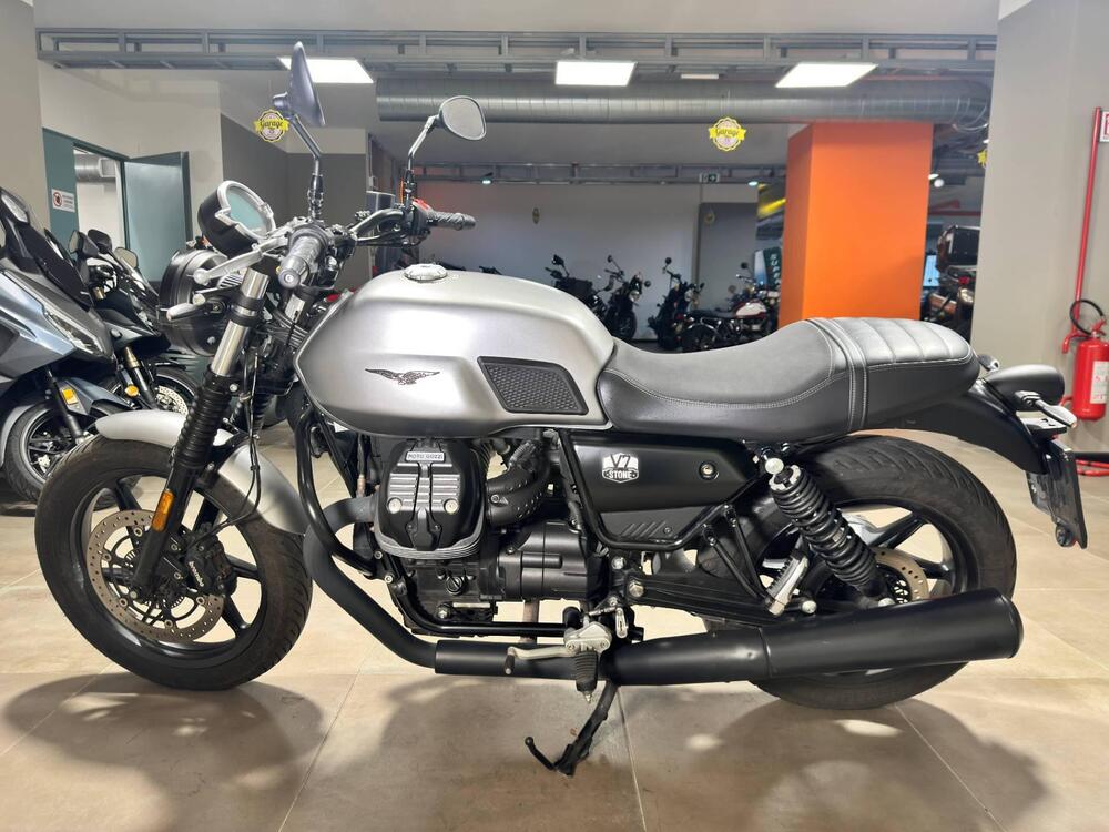 Moto Guzzi V7 Stone (2021 - 24) (4)