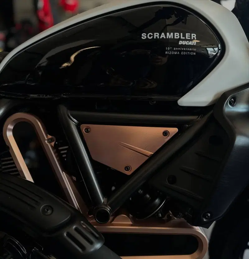Ducati Scrambler 800 10° Anniversario Rizoma Edition (2025 - 26) (9)