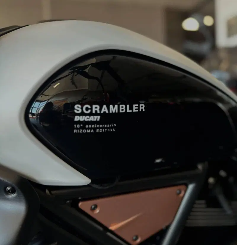 Ducati Scrambler 800 10° Anniversario Rizoma Edition (2025 - 26) (11)