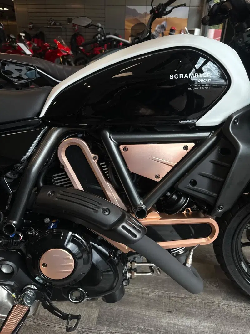 Ducati Scrambler 800 10° Anniversario Rizoma Edition (2025 - 26) (13)