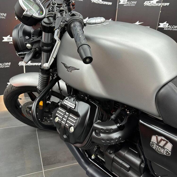 Moto Guzzi V7 Stone (2021 - 24) (5)