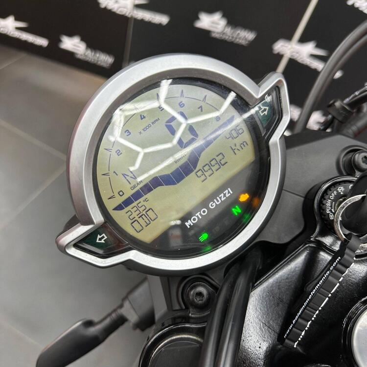 Moto Guzzi V7 Stone (2021 - 24) (4)