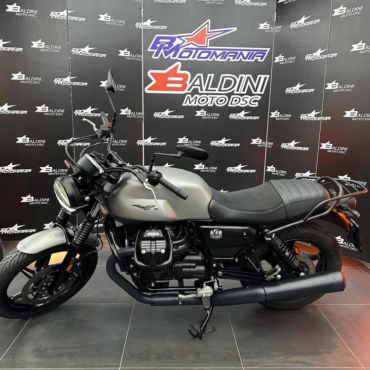 Moto Guzzi V7 Stone (2021 - 24) (3)