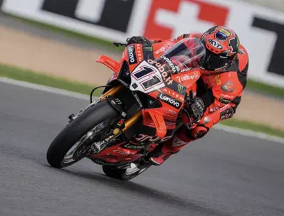 Nicol&ograve; Bulega &egrave; il pi&ugrave; veloce nelle libere di Magny-Cours