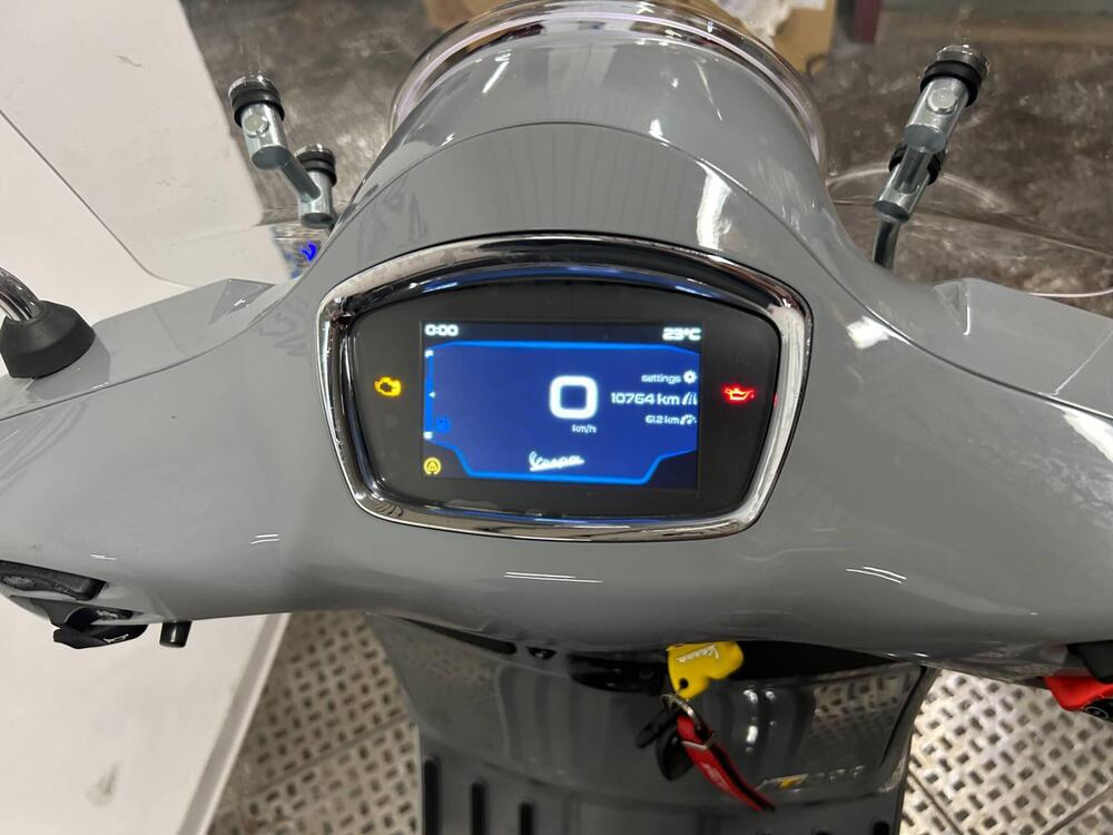 Vespa GTS 300 Hpe Super Tech (2019) (4)