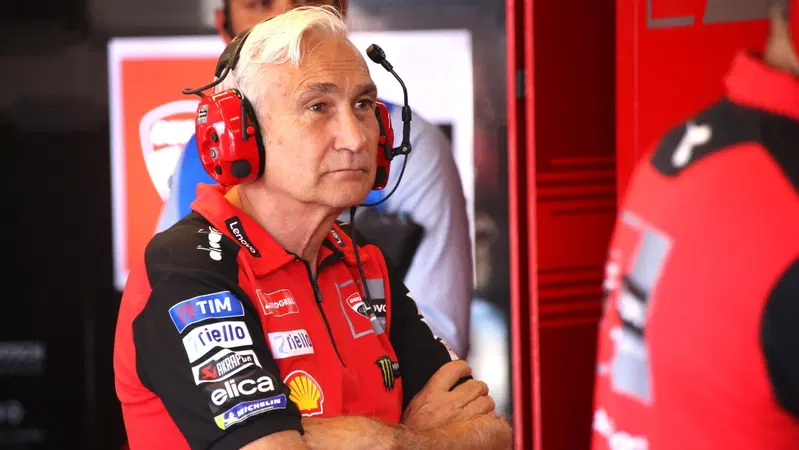 MotoGP 2025. GP della Catalogna. Davide Tardozzi: "C'&egrave; delusione da parte nostra e da parte di Pecco, ci manca almeno mezzo secondo" [VIDEO]