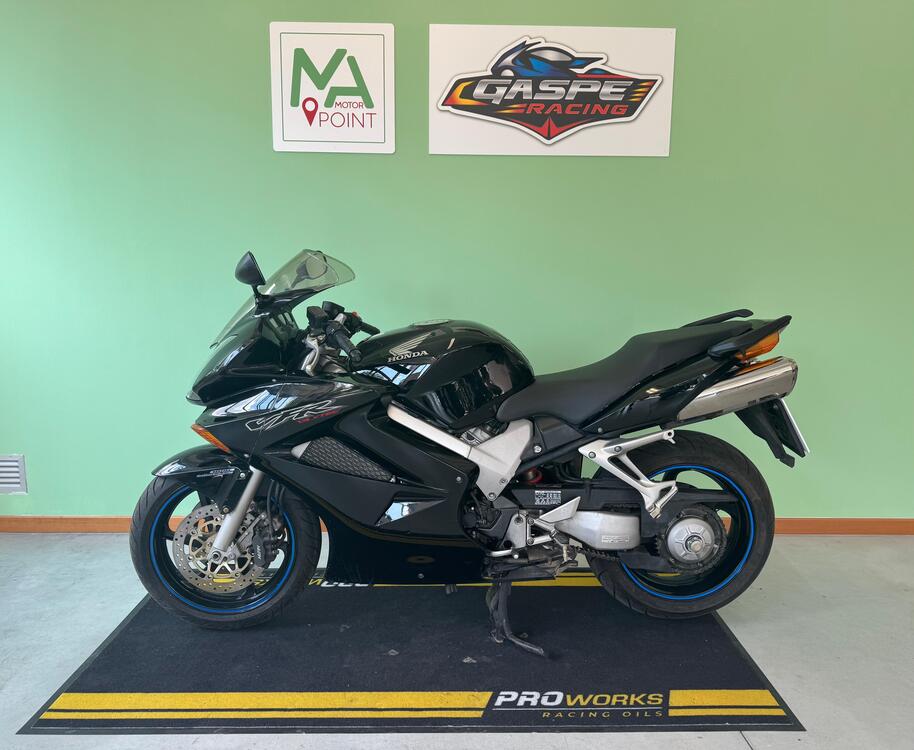 Honda VFR 800 (2002 - 05) (2)