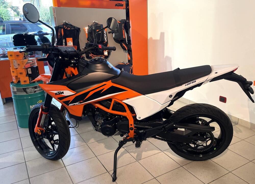 KTM 125 SMC R (2025) (2)
