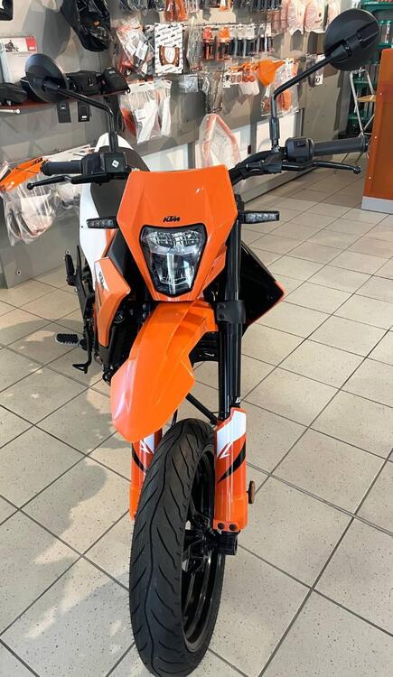 KTM 125 SMC R (2025) (3)