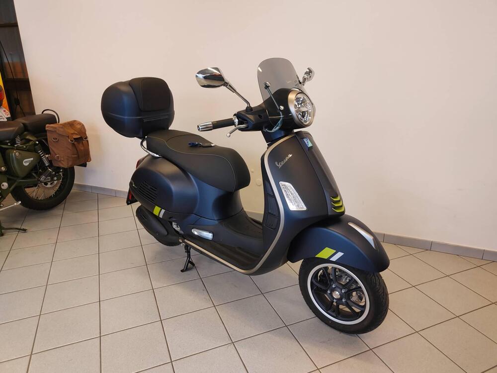 Vespa GTS 300 Super Tech (2023 - 24) (2)