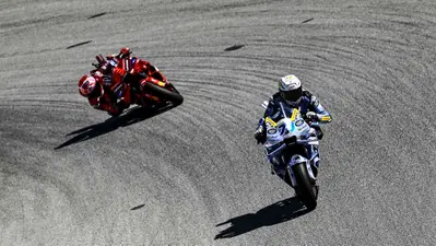 MotoGP 2025. GP della Catalogna. Gara: capolavoro Alex Marquez, si tiene dietro il fratello Marc e vince! Sul podio Enea Bastianini! [RISULTATI]