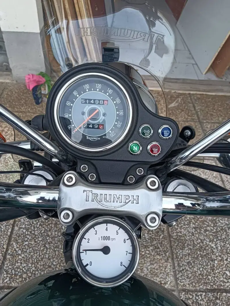Triumph Bonneville 800 (2000 - 01) (7)