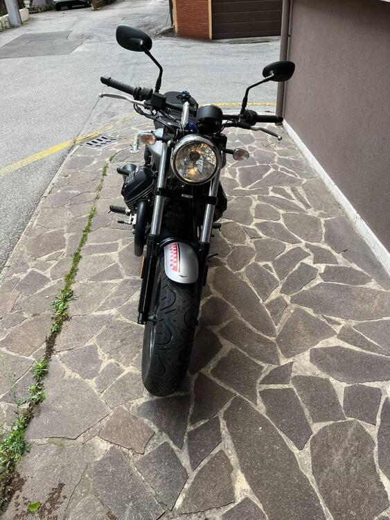 Moto Guzzi V9 Bobber (2016 - 18) (3)