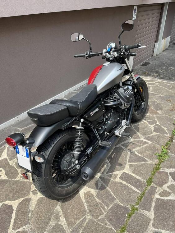 Moto Guzzi V9 Bobber (2016 - 18) (4)