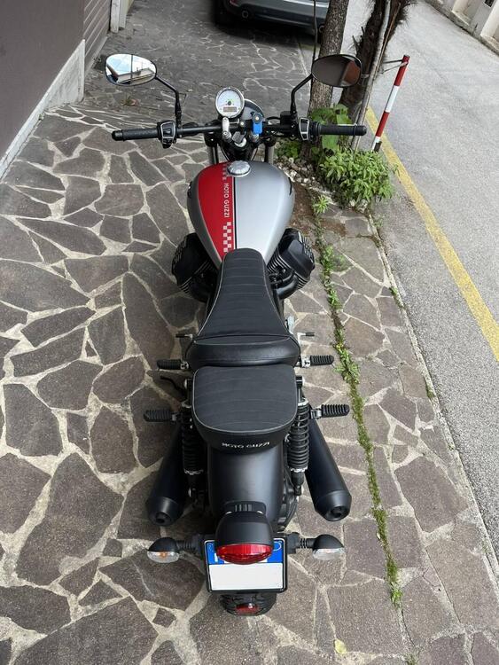 Moto Guzzi V9 Bobber (2016 - 18) (5)