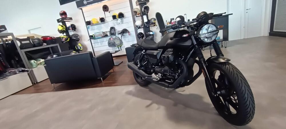 Moto Guzzi V7 Stone (2025) (2)