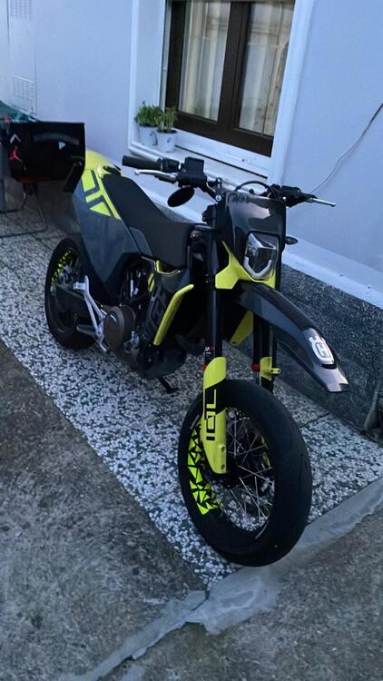 Husqvarna 701 Supermoto (2023 - 25)