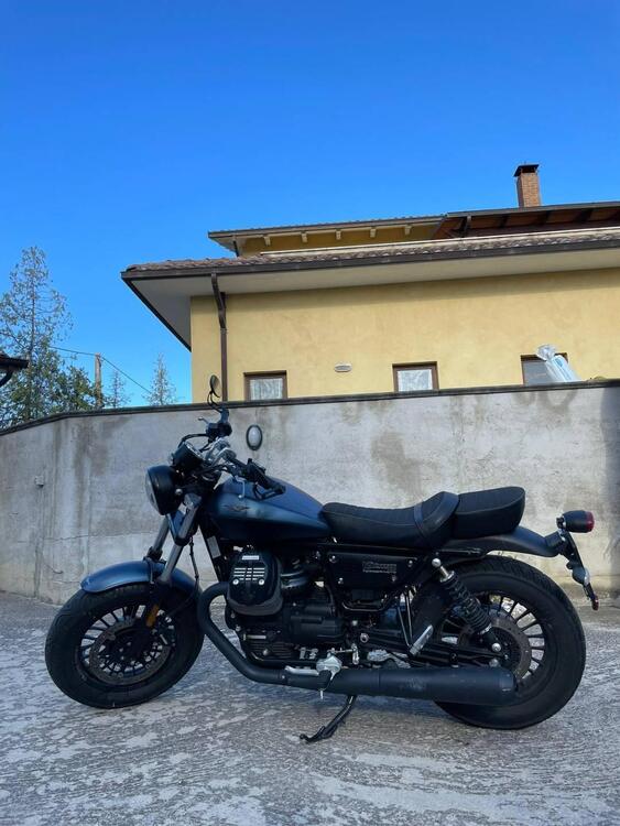 Moto Guzzi V9 Bobber (2018 - 20) (3)