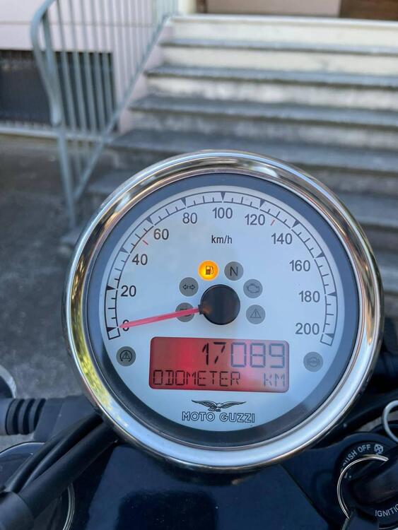 Moto Guzzi V9 Bobber (2018 - 20) (4)