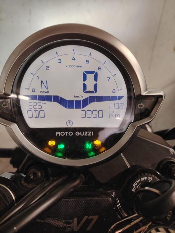Moto Guzzi V7 Stone (2021 - 24) (4)